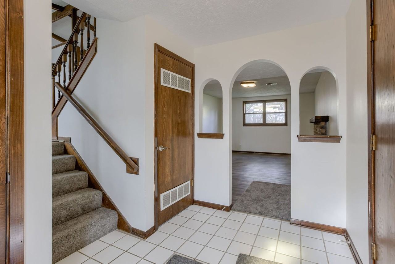2012 S 160th St - Photo 4 of 23