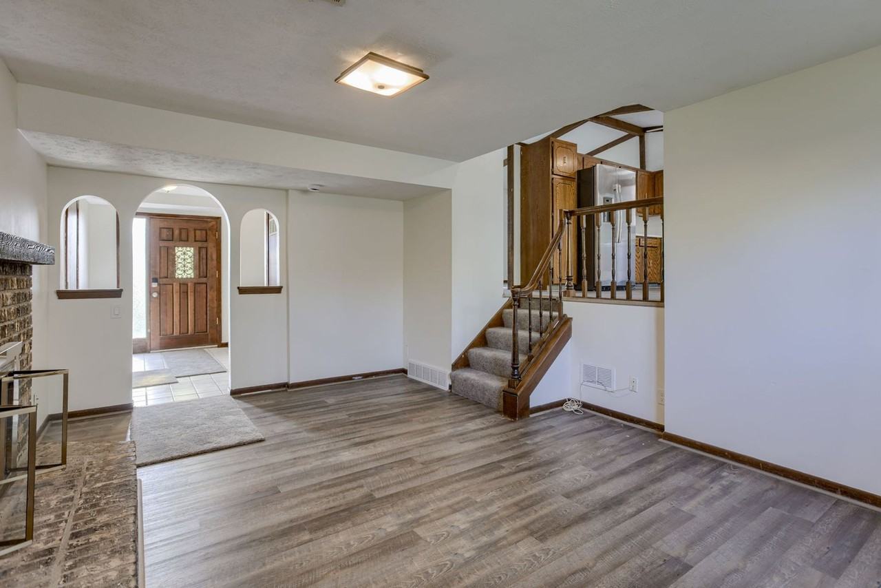 2012 S 160th St - Photo 5 of 23