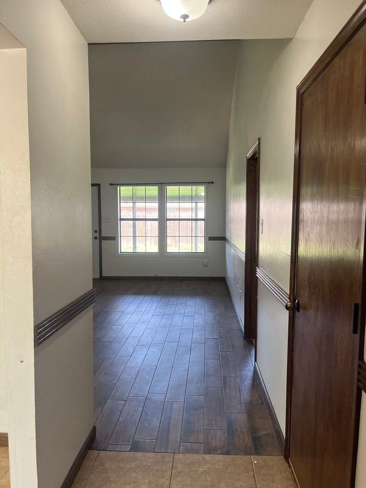 1712 Windsor Way - Photo 2 of 12