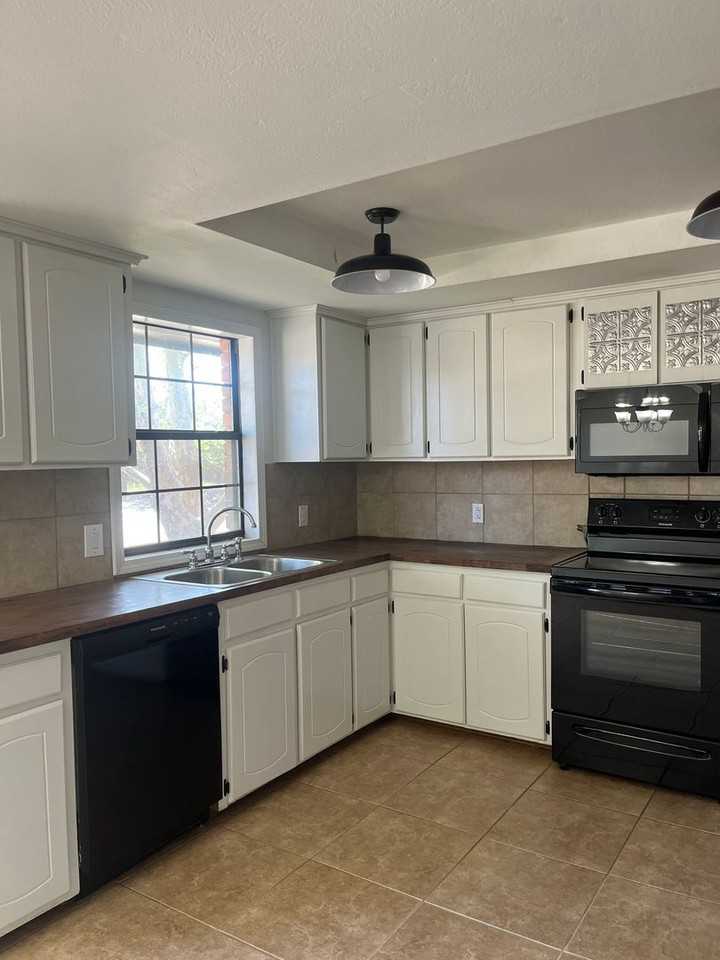 1712 Windsor Way - Photo 5 of 12