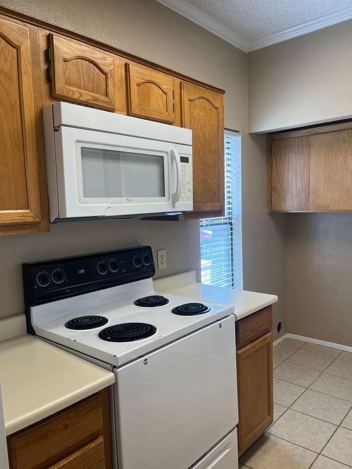 1028 Mockingbird Ln #D - Photo 6 of 12