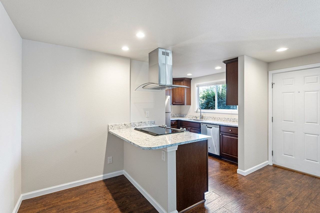Bayshore Vista Apartments - Photo 4 of 38