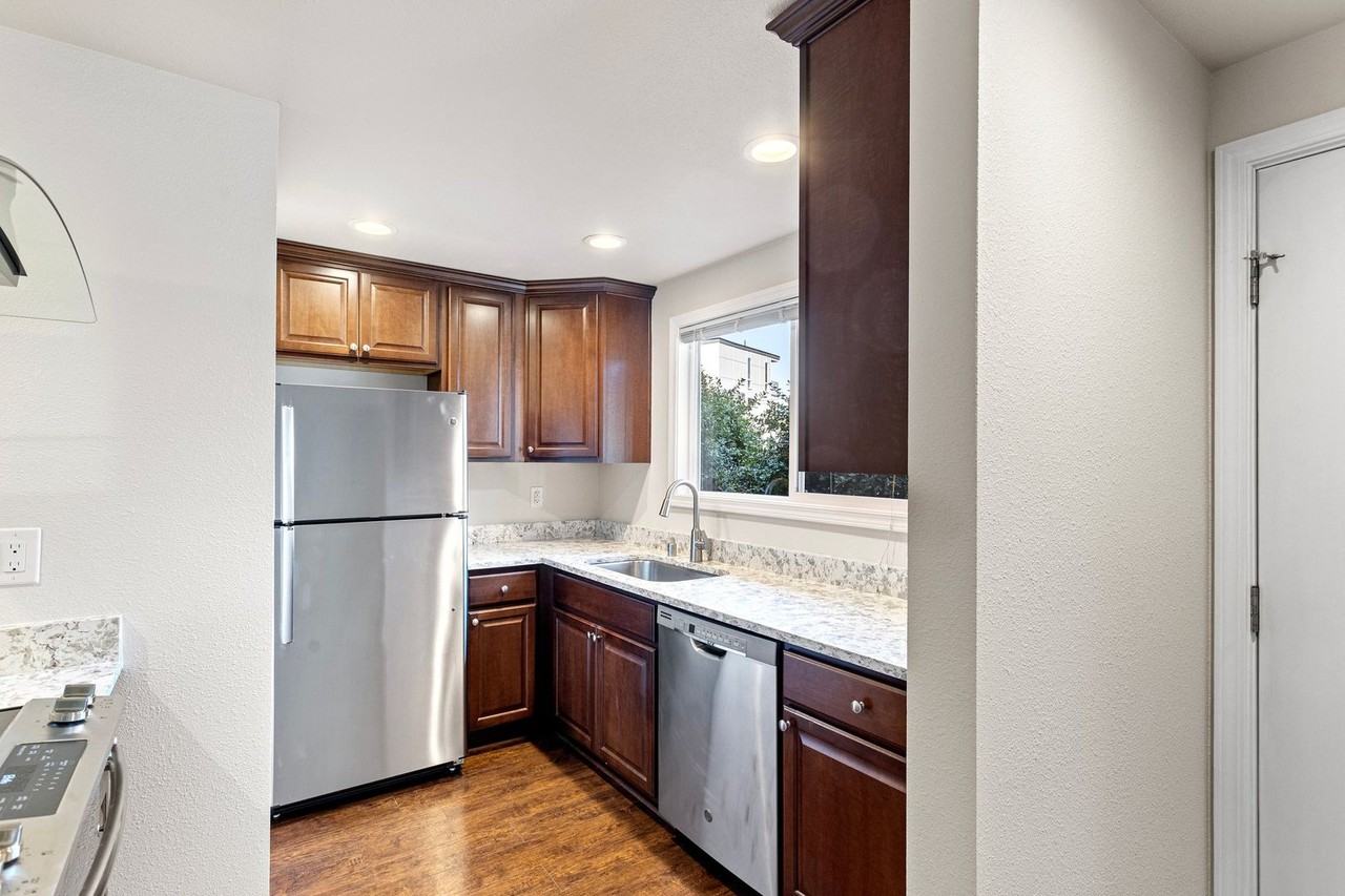 Bayshore Vista Apartments - Photo 5 of 38