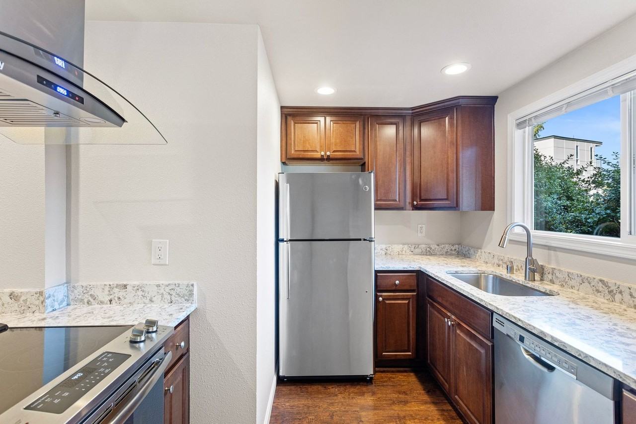 Bayshore Vista Apartments - Photo 6 of 38