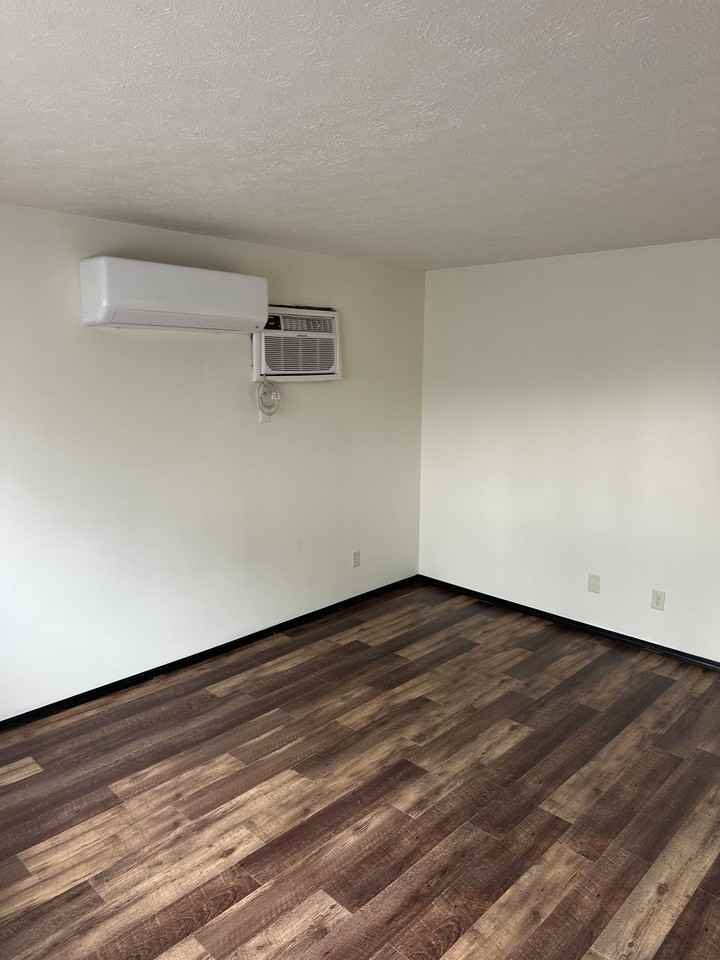 Immaculate Updated 1 & 2 Bedroom with 1 Bath - Photo 3 of 16