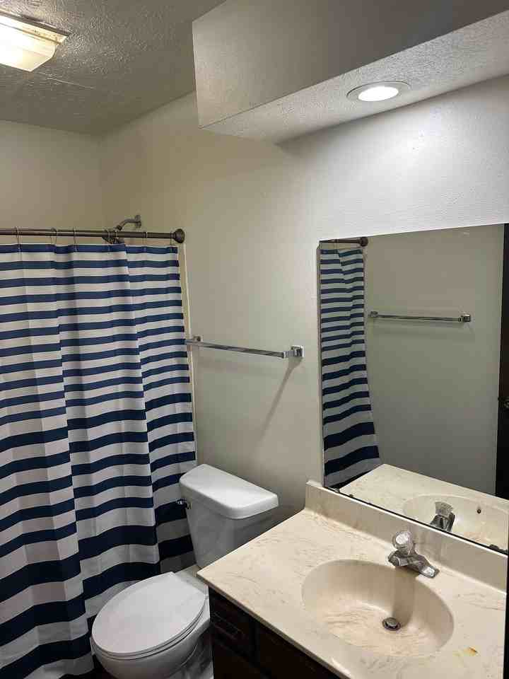 Immaculate Updated 1 & 2 Bedroom with 1 Bath - Photo 4 of 16
