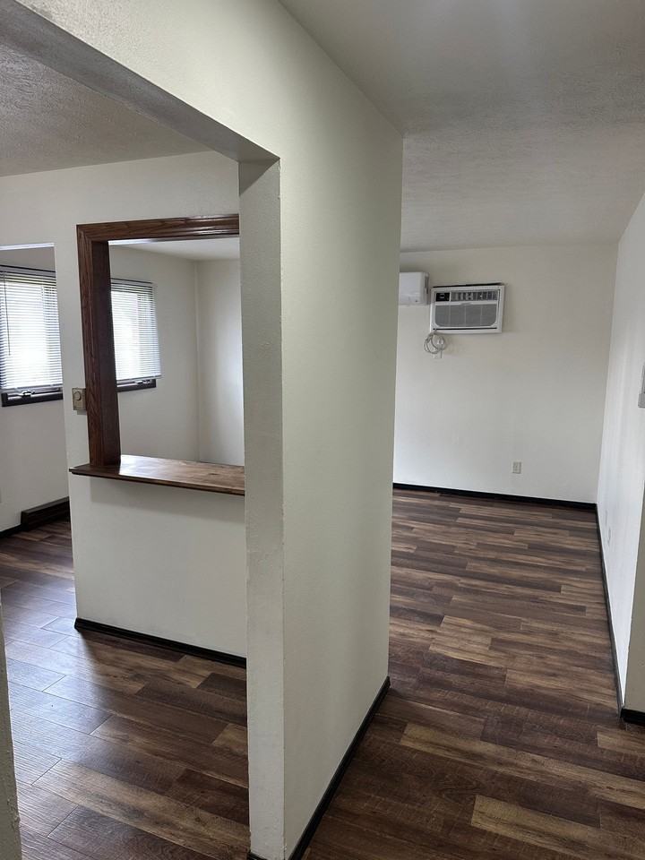Immaculate Updated 1 & 2 Bedroom with 1 Bath - Photo 5 of 16