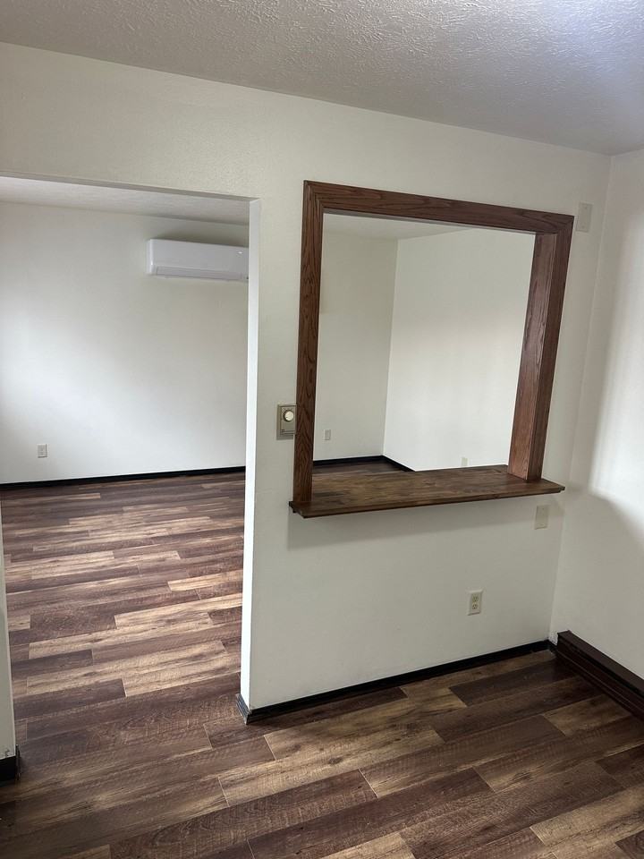 Immaculate Updated 1 & 2 Bedroom with 1 Bath - Photo 6 of 16