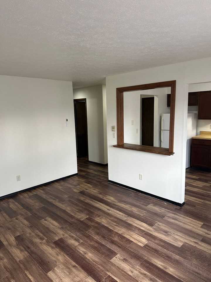 Immaculate Updated 1 & 2 Bedroom with 1 Bath - Photo 7 of 16