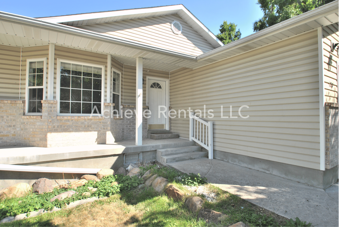 170 S 460 E - Photo 2 of 20