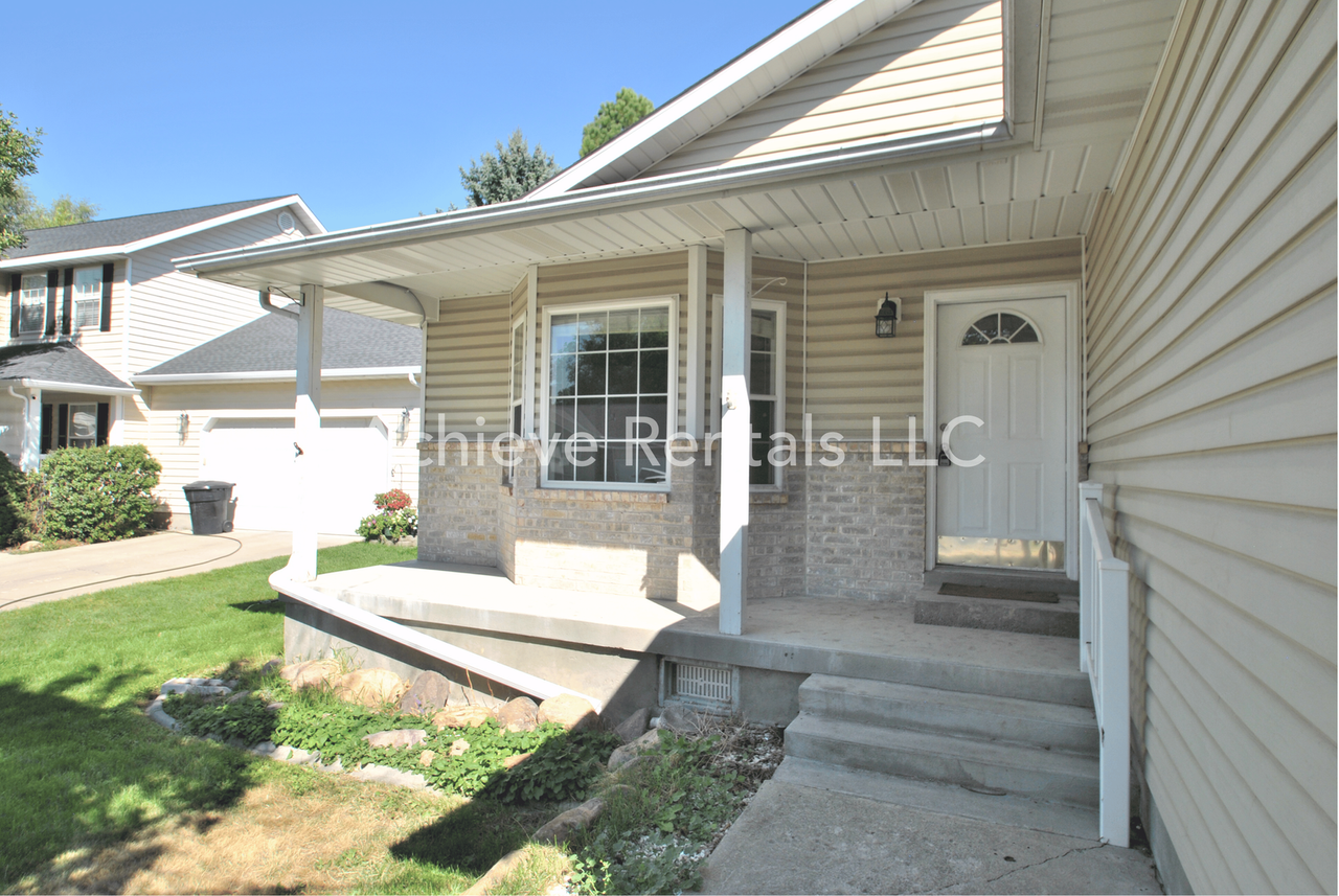 170 S 460 E - Photo 3 of 20