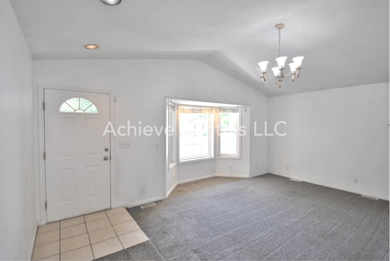 170 S 460 E - Photo 3 of 19
