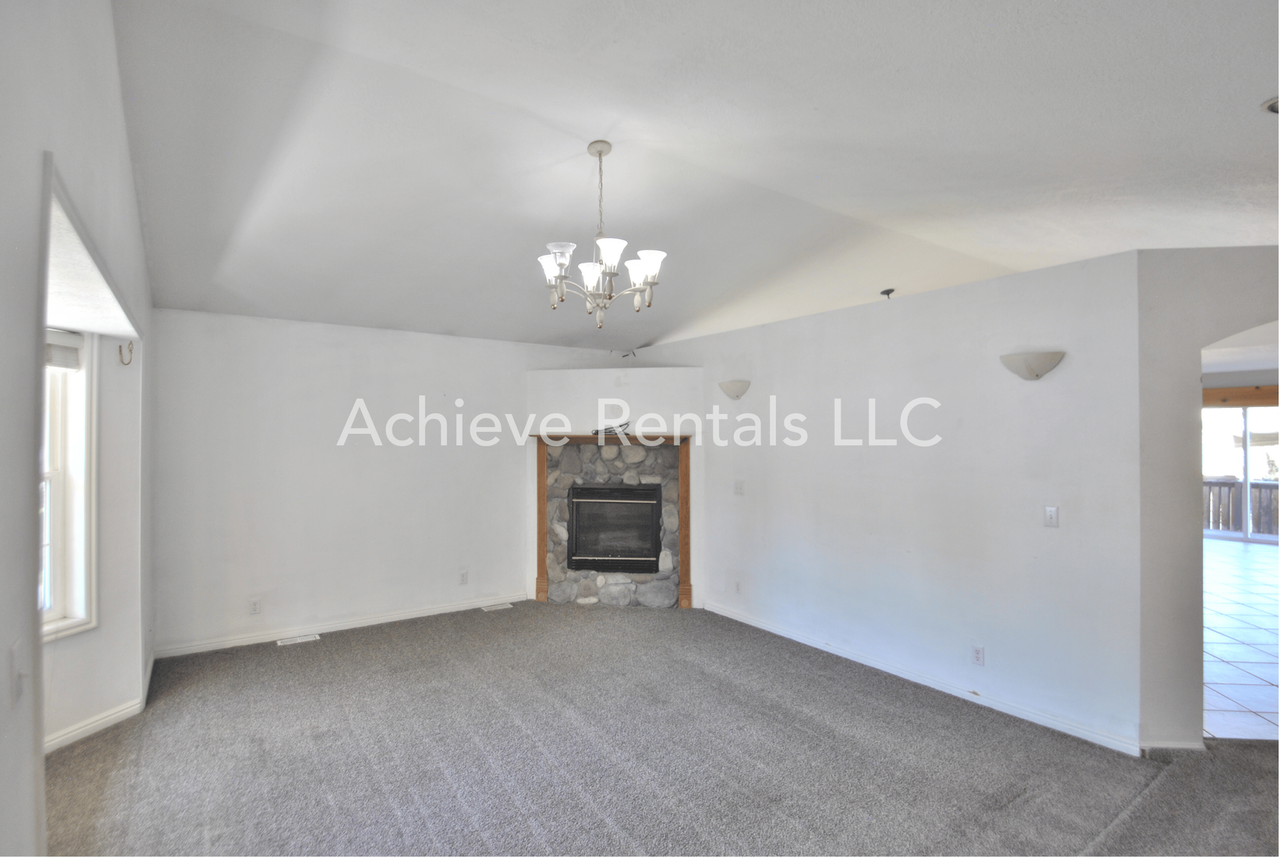 170 S 460 E - Photo 4 of 19