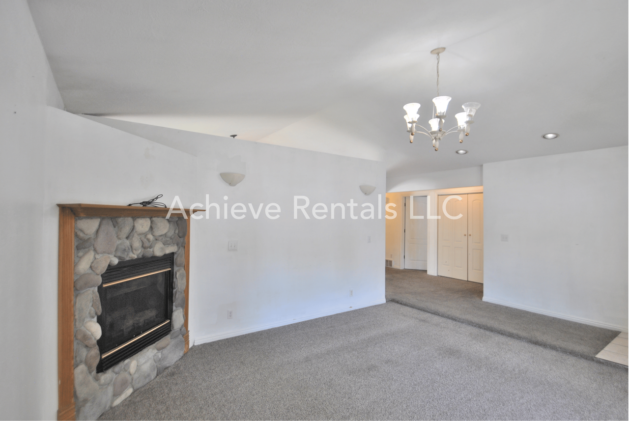 170 S 460 E - Photo 5 of 19