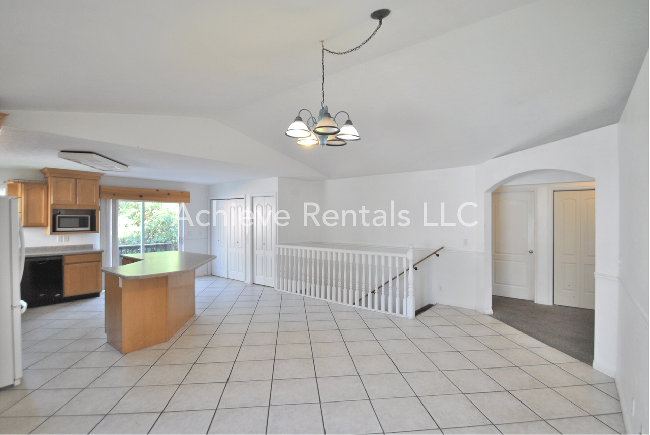 170 S 460 E - Photo 7 of 19