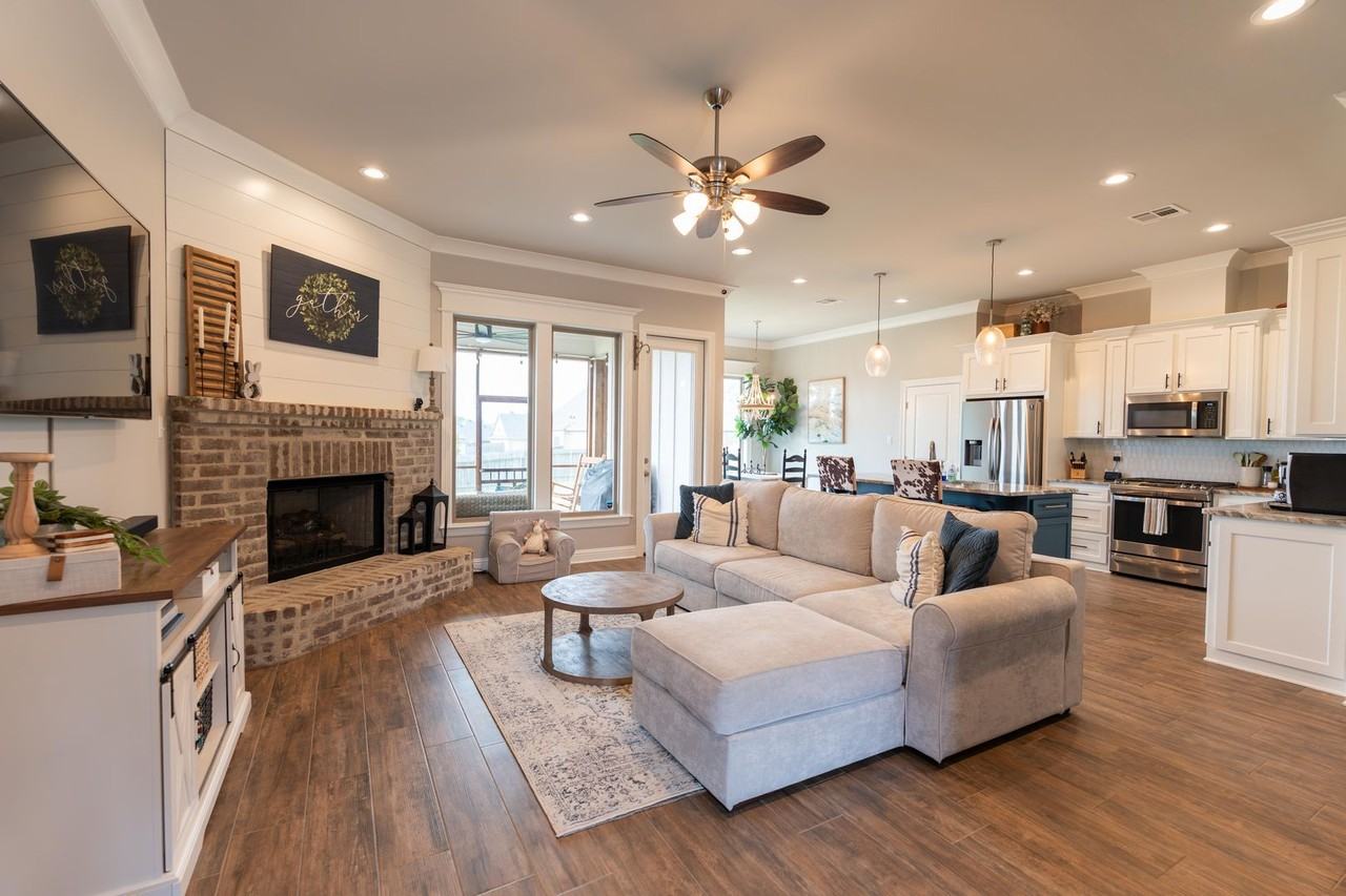 2072 Highpoint Pl - Photo 2 of 14