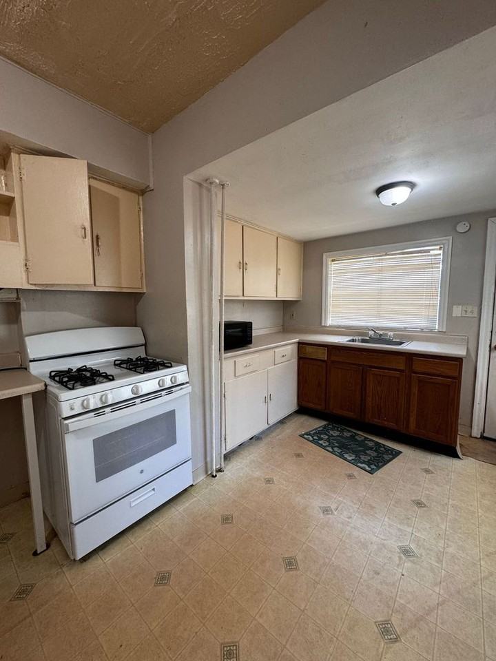 140 E 21st St - Photo 2 of 7