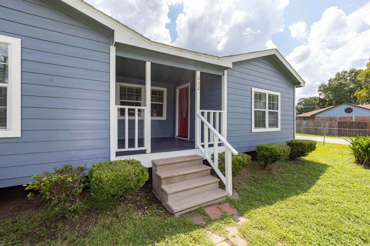 602 Lamar St - Photo 2 of 17