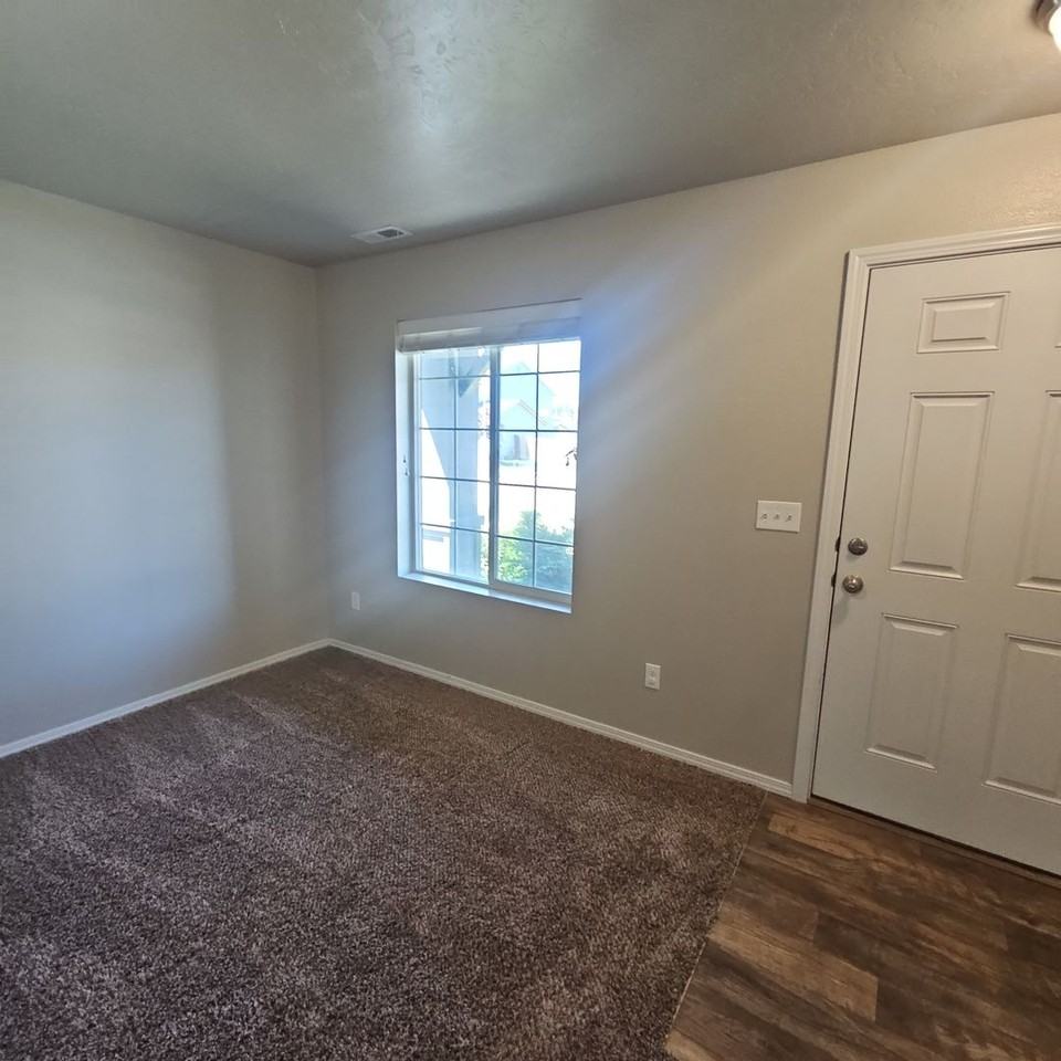 1521 Gold St - Photo 2 of 34