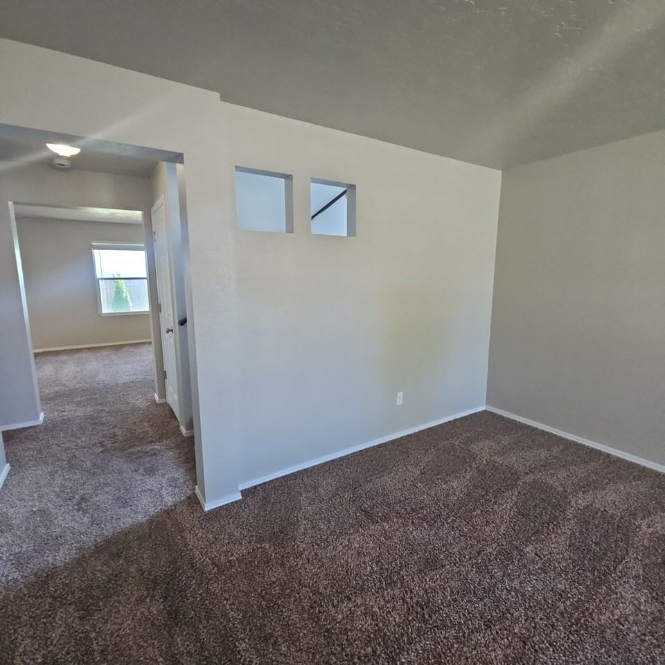 1521 Gold St - Photo 3 of 34