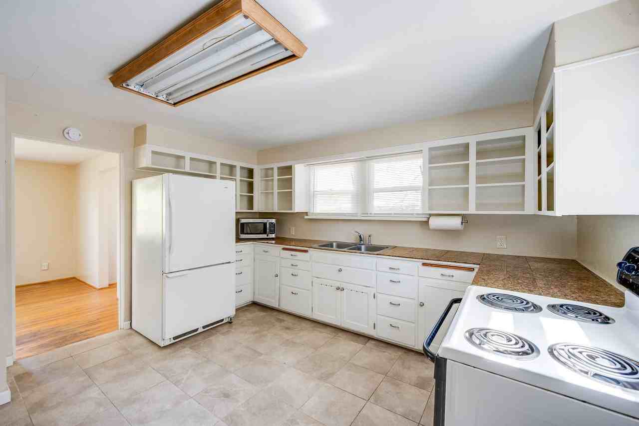 720 Ne Illinois St - Photo 3 of 25