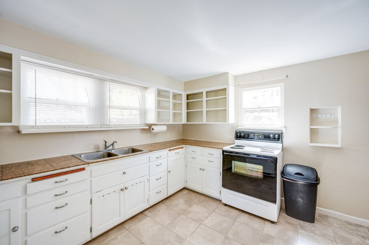 720 Ne Illinois St - Photo 5 of 25