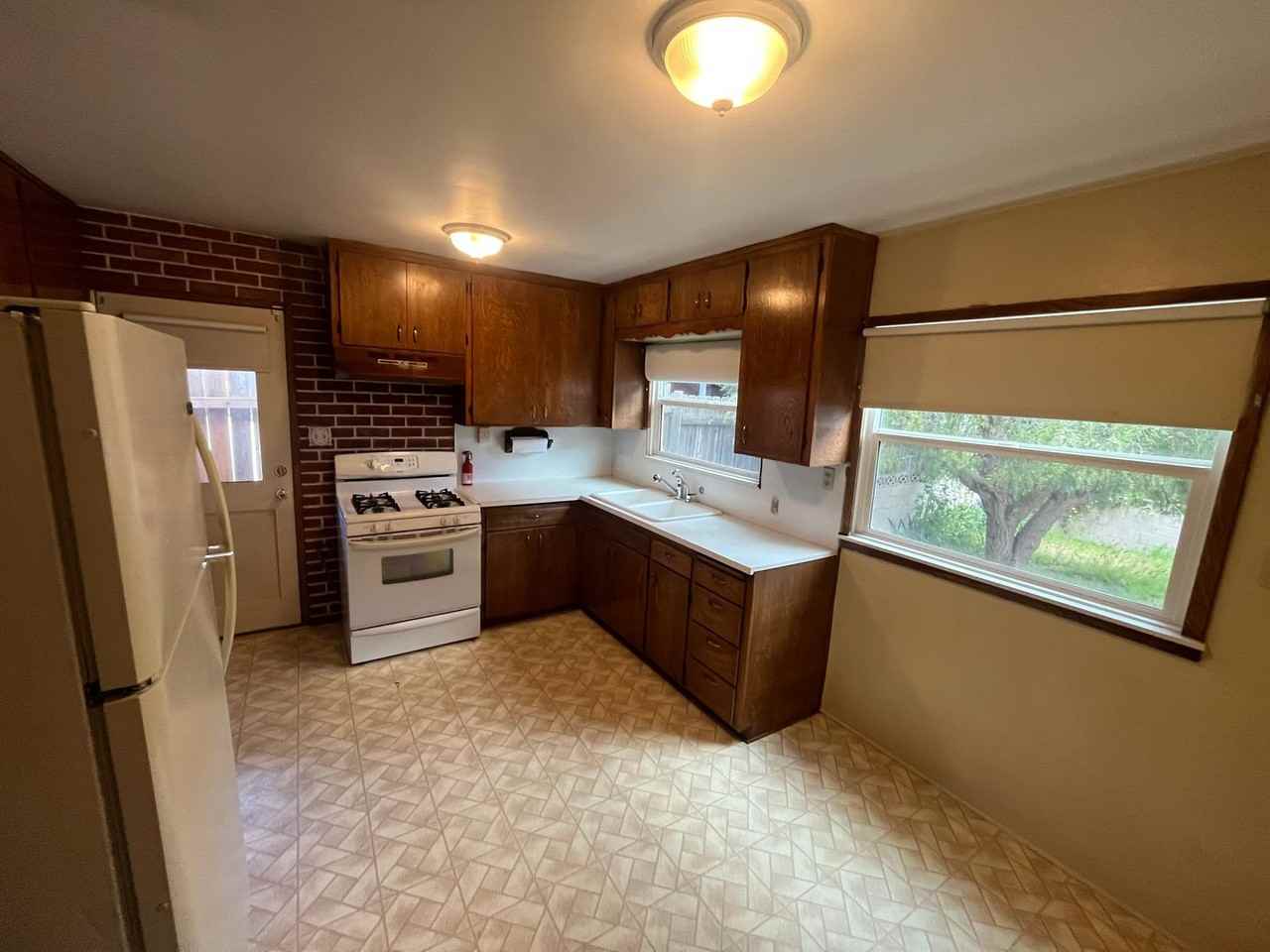 225 E Clark Ave - Photo 2 of 8