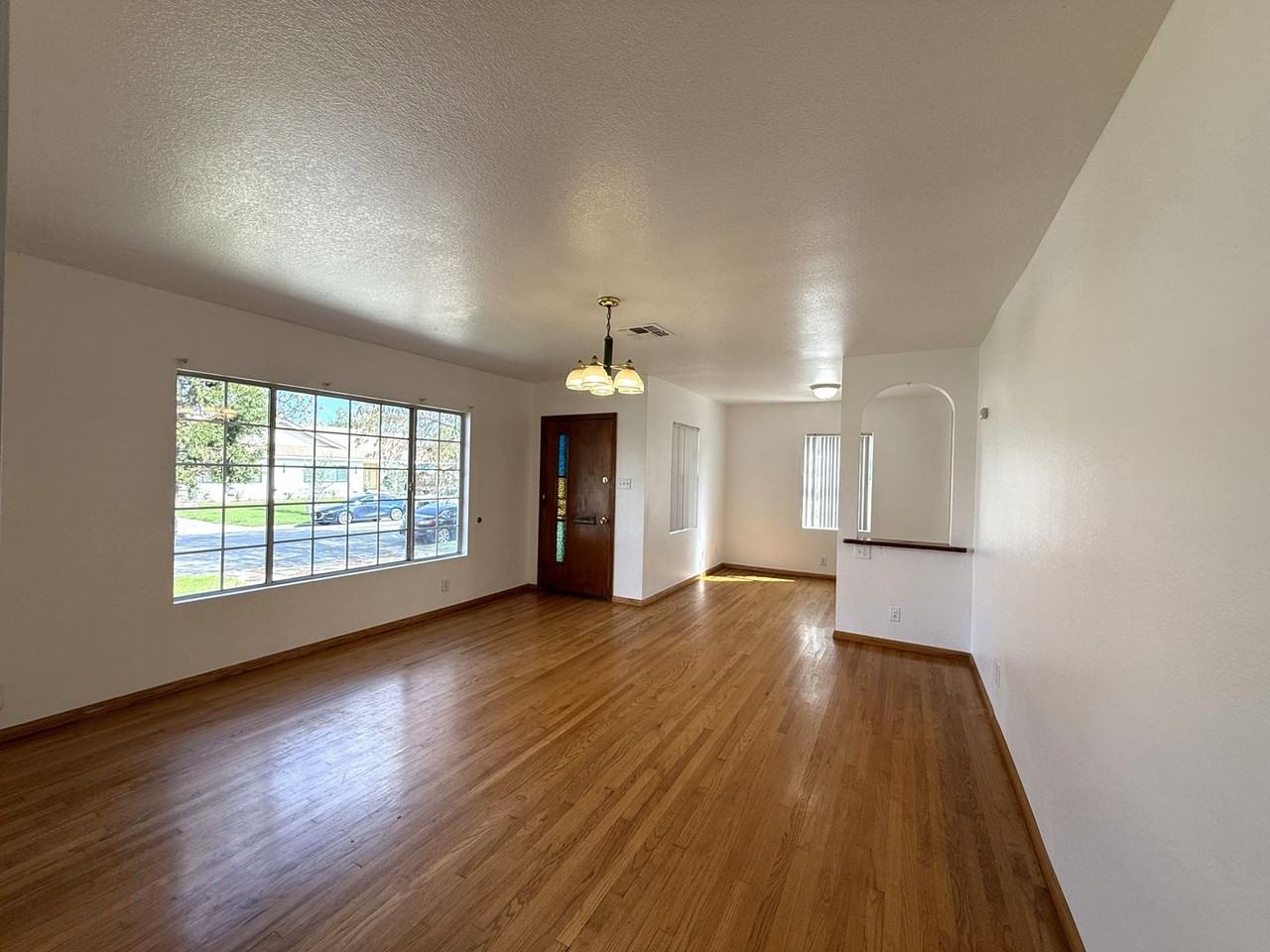 4723 Blackthorne Ave - Photo 3 of 33