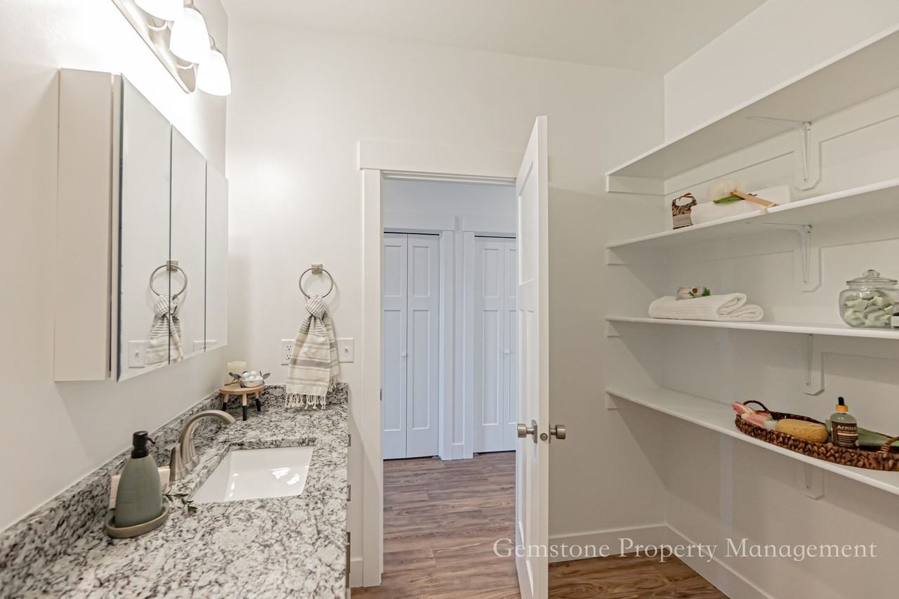 534 Harvester Ave - Photo 2 of 40