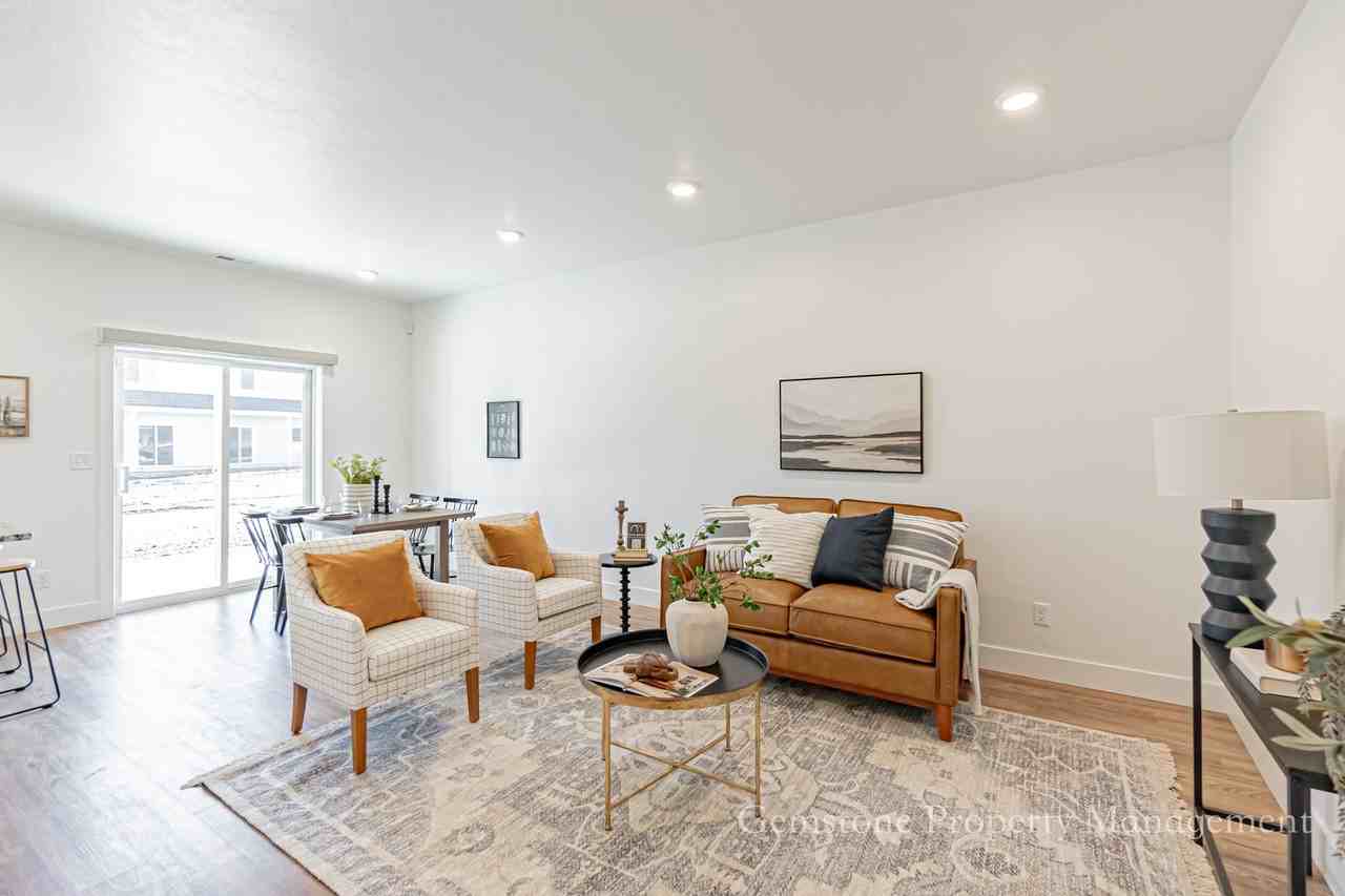 534 Harvester Ave - Photo 6 of 40