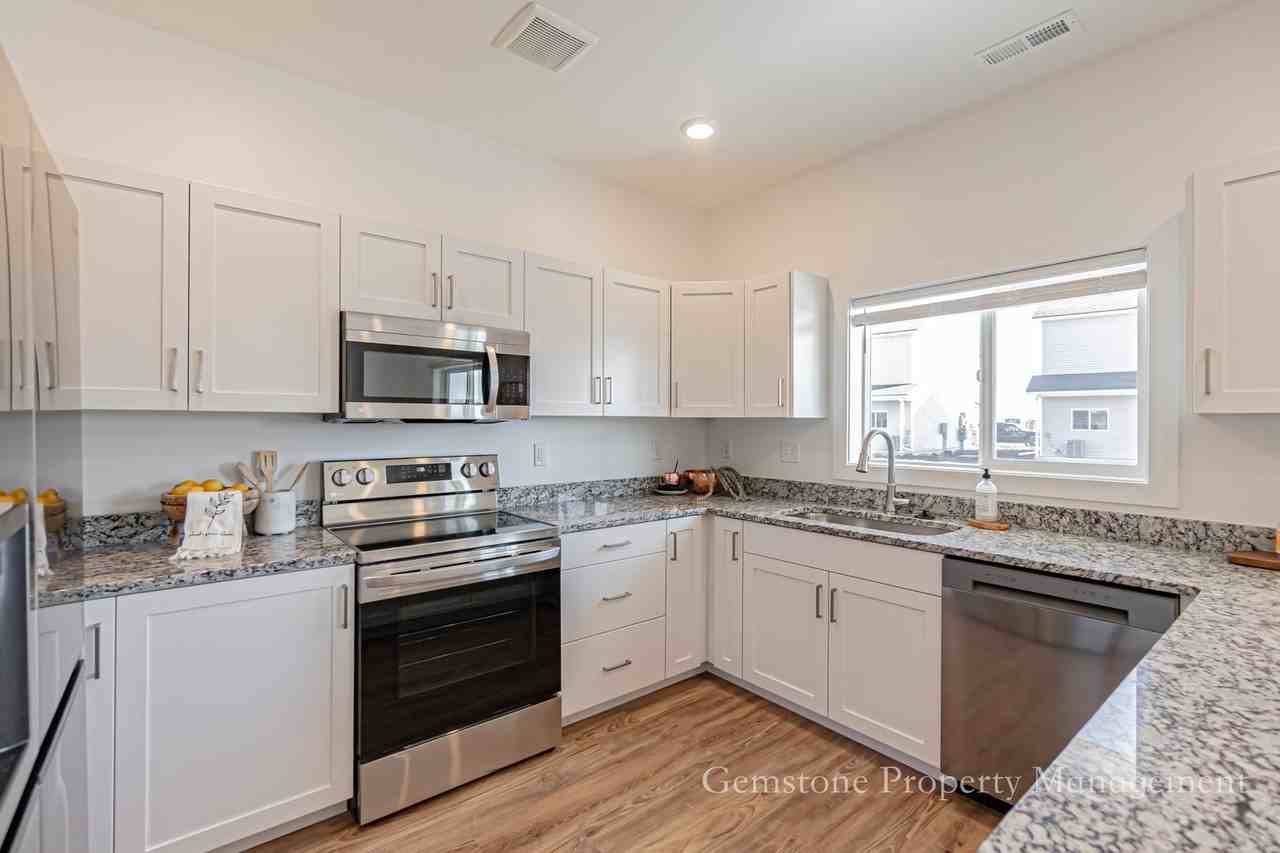 534 Harvester Ave - Photo 7 of 39