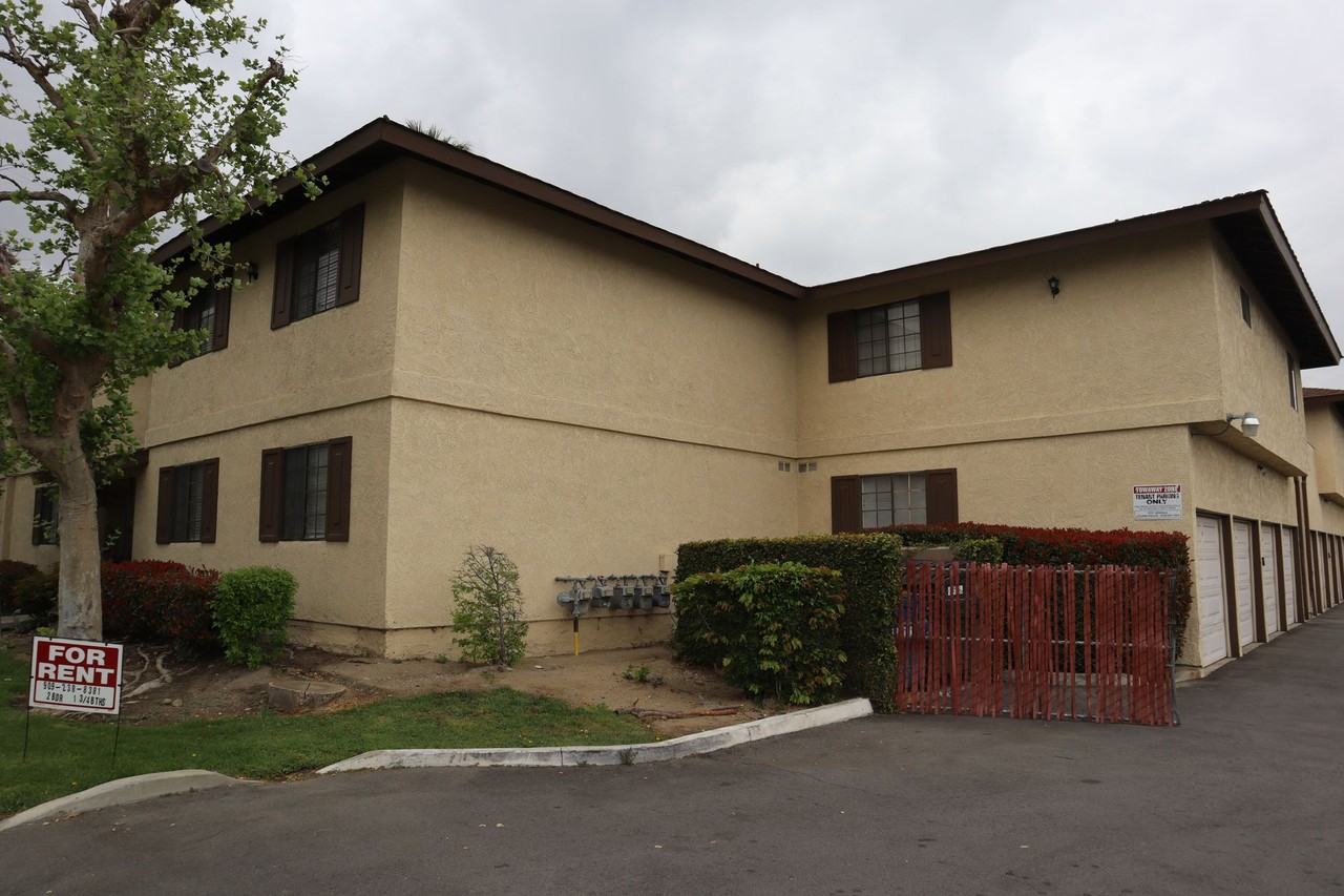 420 7th Street - Photo 4 of 8