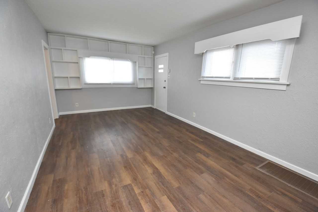 1009 N Merrifield Ave - Photo 2 of 17
