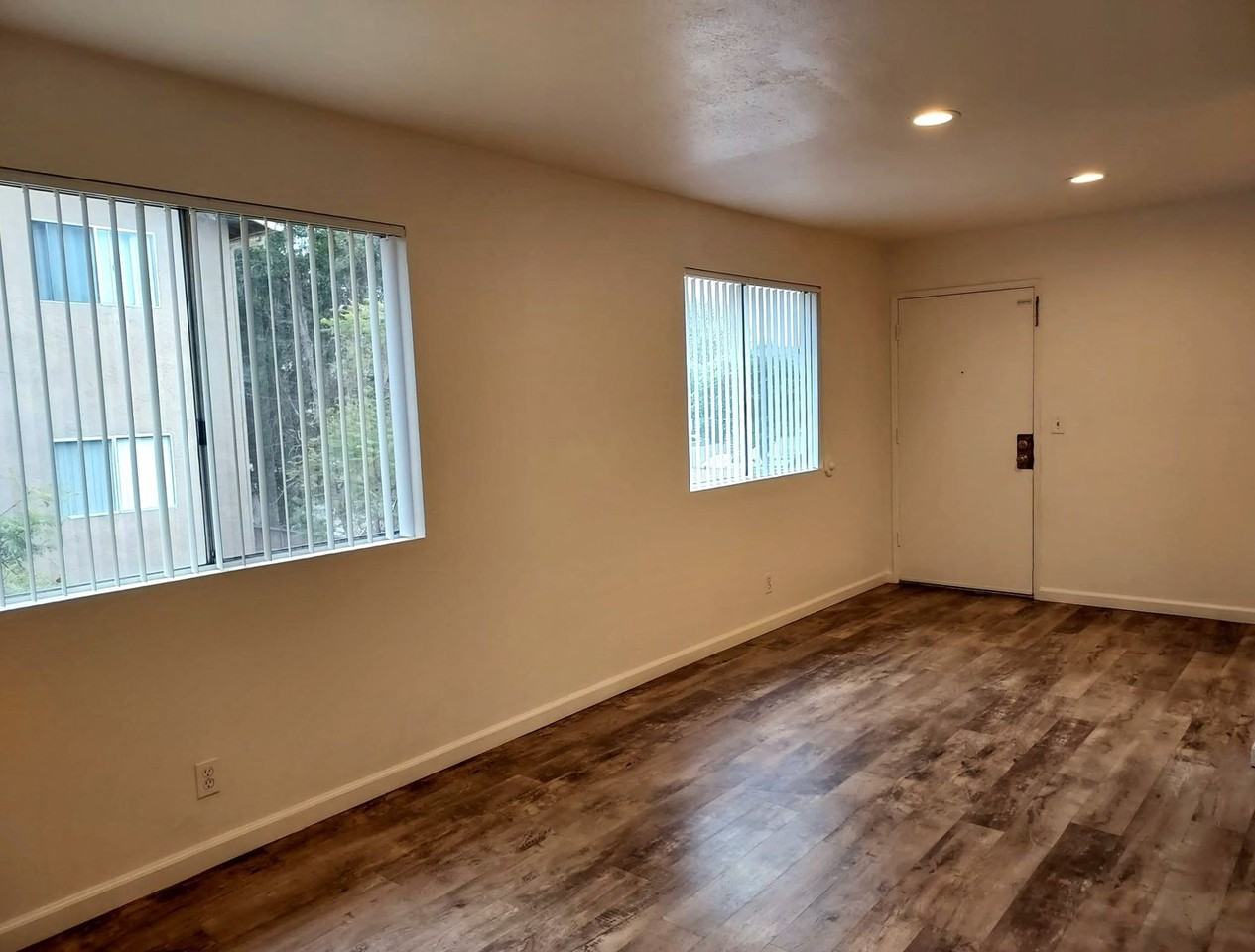 12349 Lakeshore Dr #8 - Photo 3 of 9
