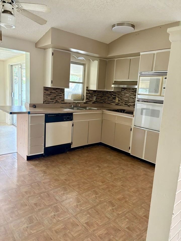4930 Venus Ave - Photo 2 of 9