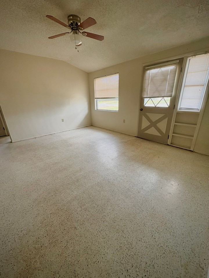 4930 Venus Ave - Photo 3 of 9