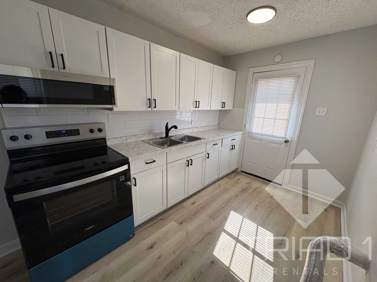 1327 Mayfair Ave - Photo 3 of 8