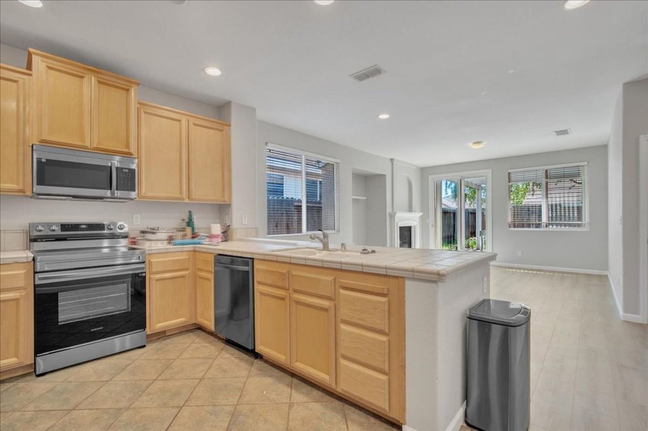 6029 Caddington Way - Photo 6 of 27