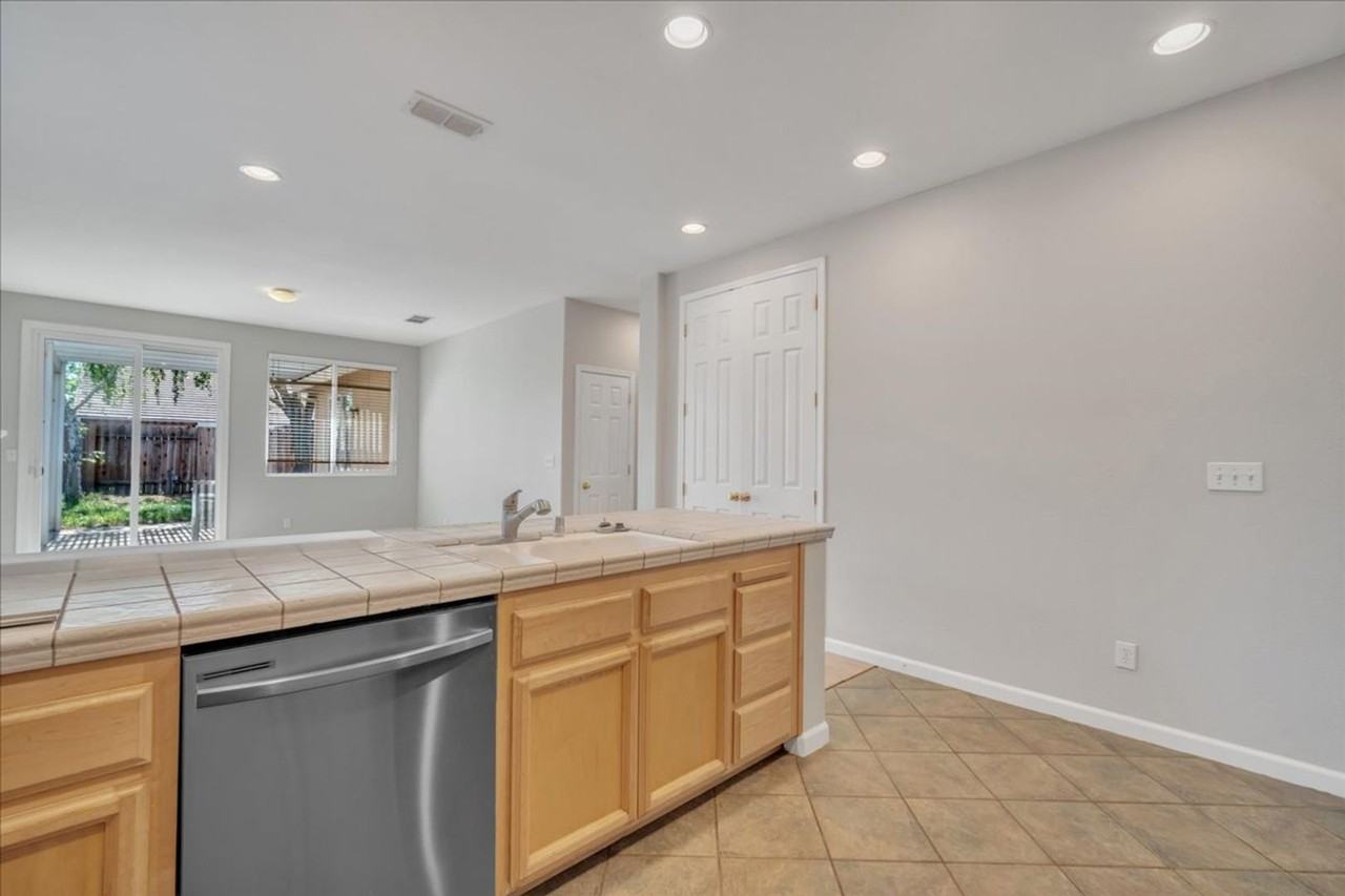 6029 Caddington Way - Photo 7 of 27