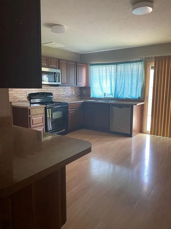 6215 Cedar Ln - Photo 4 of 16