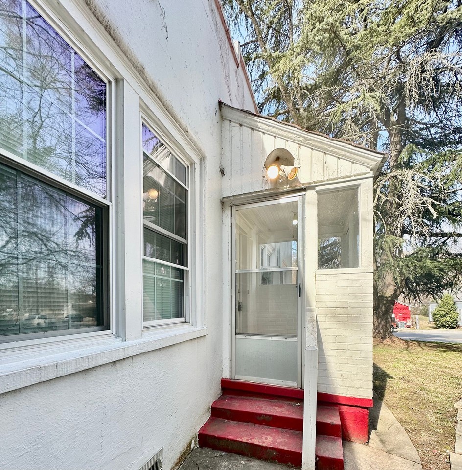 405 E Elm St - Photo 4 of 46