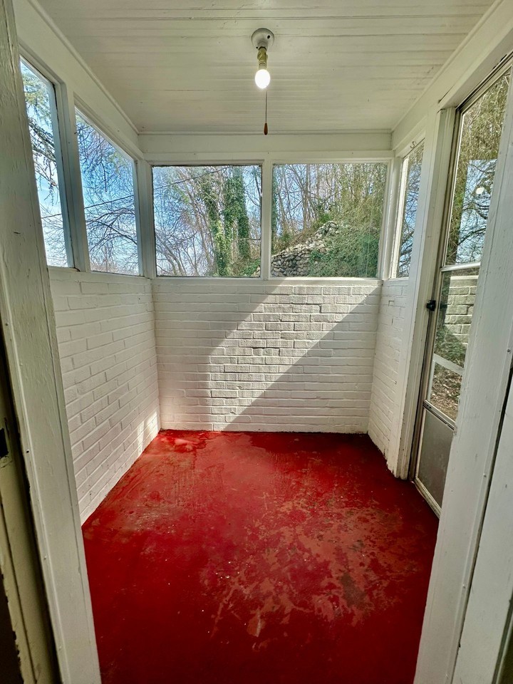 405 E Elm St - Photo 6 of 46
