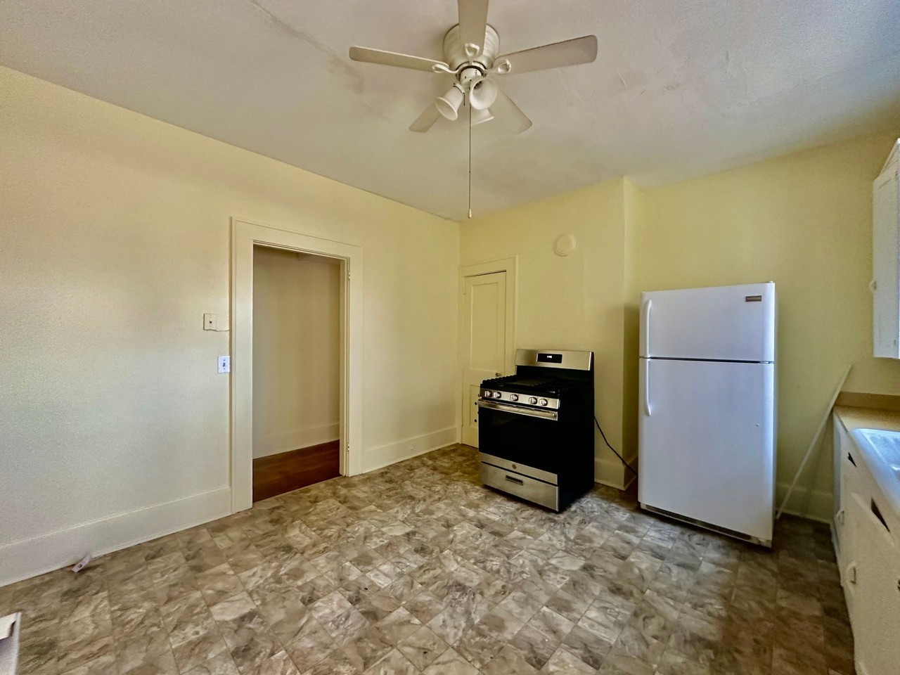 405 E Elm St - Photo 7 of 46