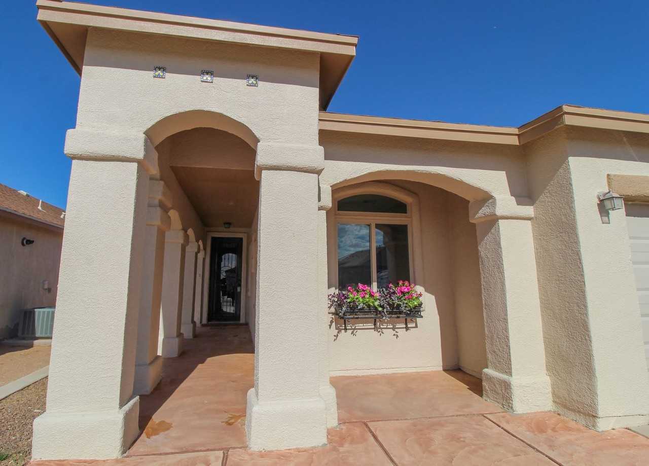 2216 Amber Point Pl - Photo 2 of 17