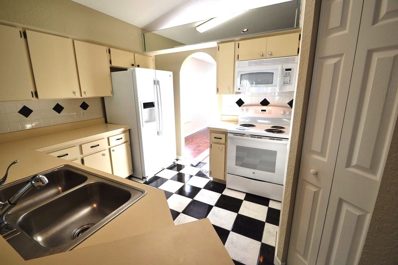 2002 Sarah Louise Dr - Photo 3 of 11