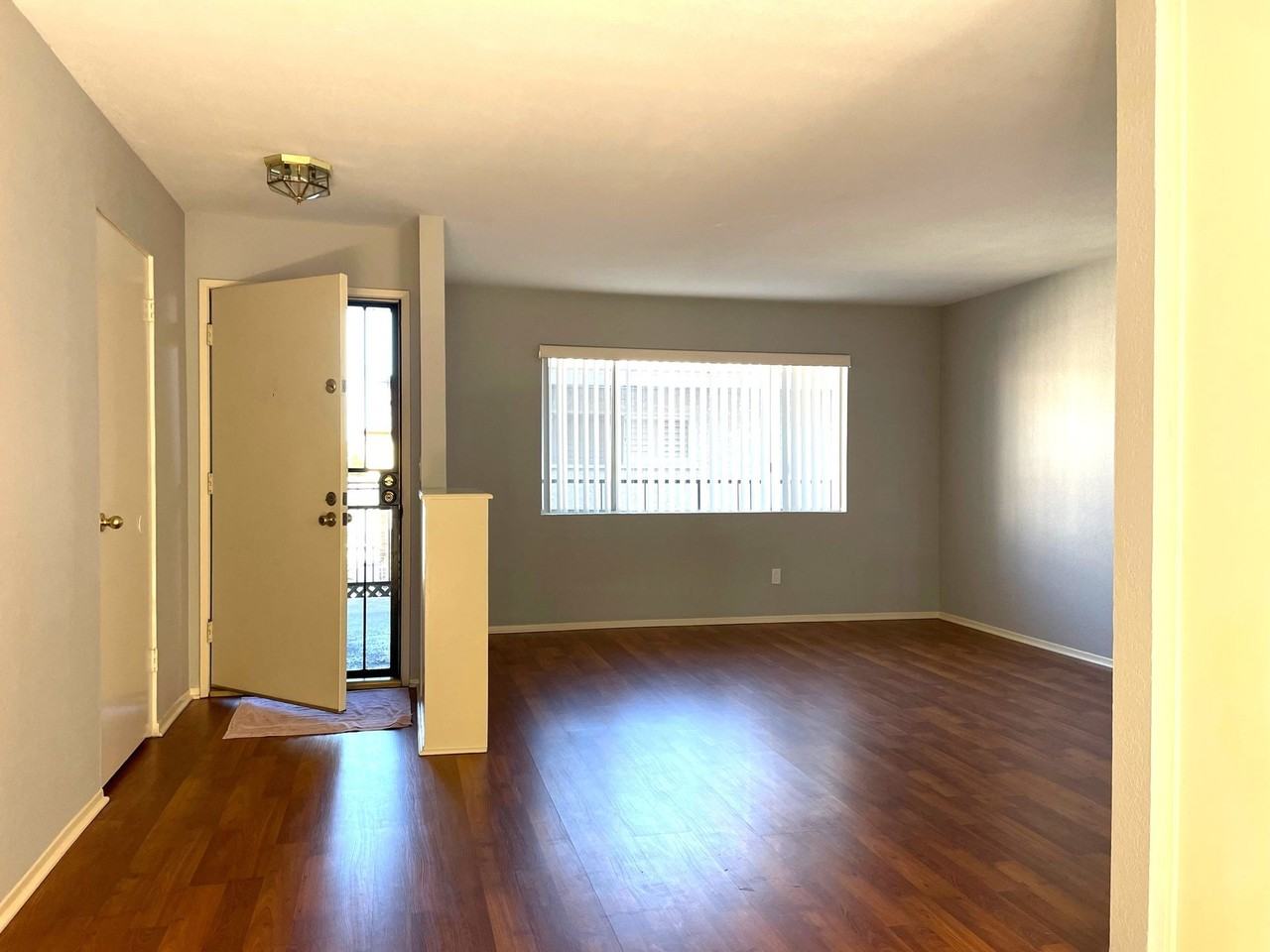 1042 W 9th St - Photo 5 of 43