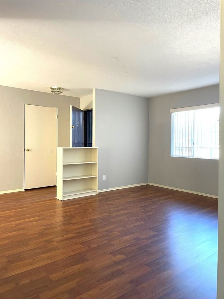Open and Spacious 2 Bedroom, 1 Bathroom Apartment in San Pedro - Photo 5 of 17