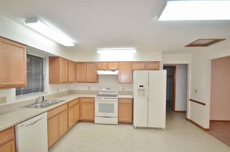 1527 Poplar Dr - Photo 2 of 12