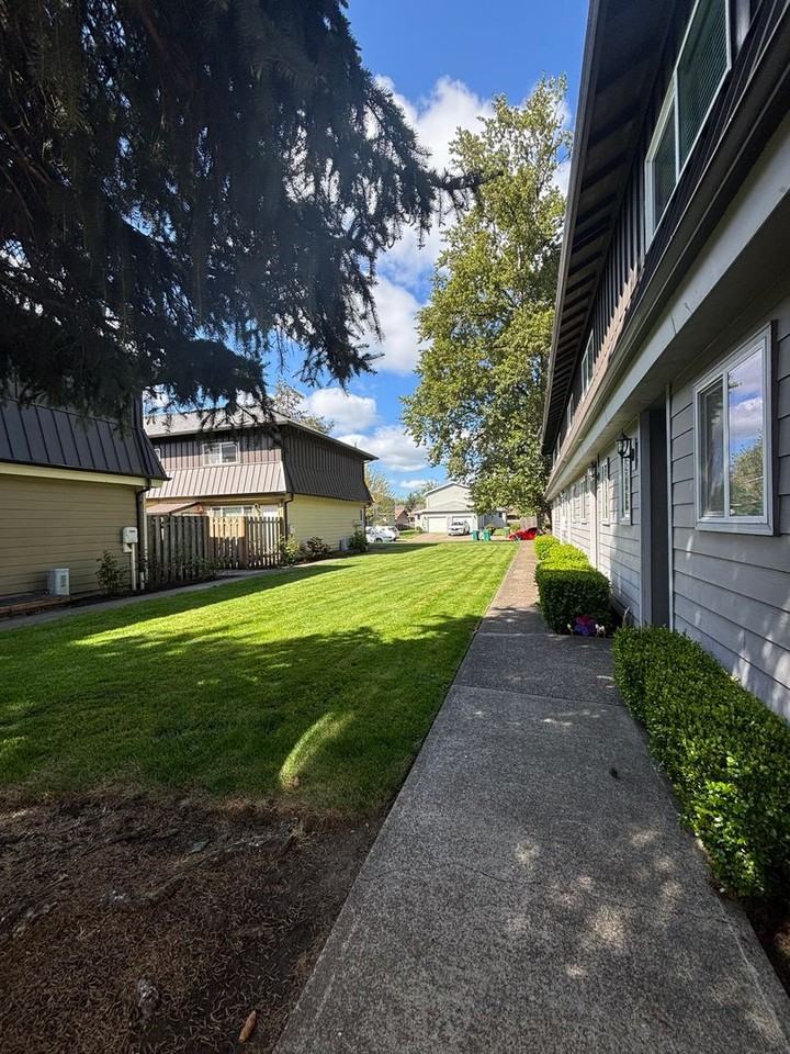 606 E 9th St #33 - Photo 5 of 18