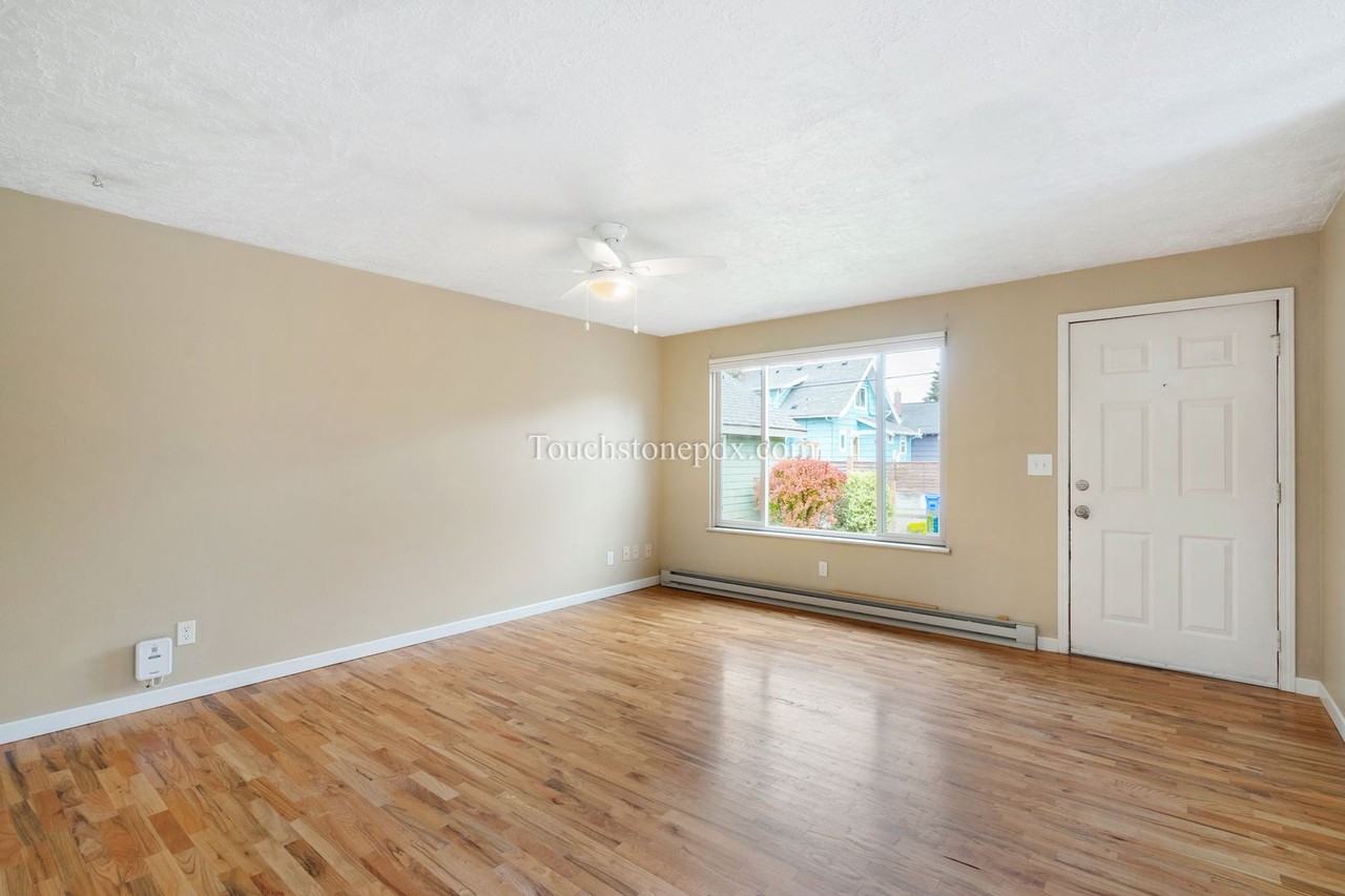 6718 Se Center St - Photo 5 of 29